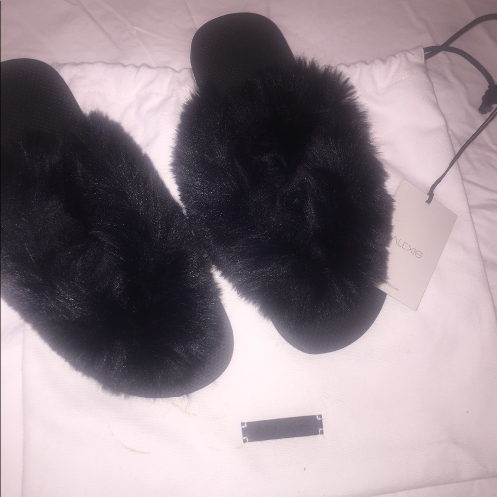 New ALEXIS Black faux fur thong slippers